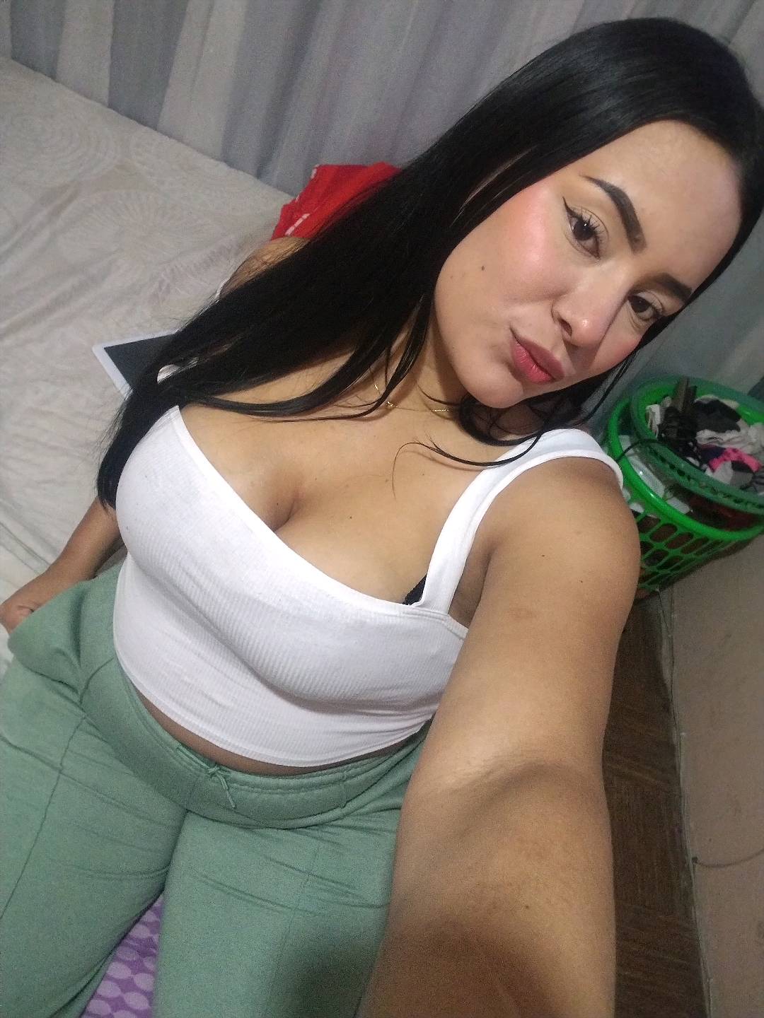 Meeting new people on sites like Flingster — Maria in a live random video chat